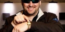 Hellmuth a kocsija rendszámával is arcozni kíván