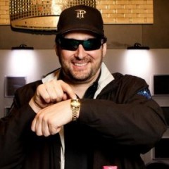 Hellmuth a kocsija rendszámával is arcozni kíván Hellmuth a kocsija rendszámával is arcozni kíván