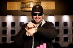 Hellmuth WSOP-karkötőt ajándékozott Hellmuth WSOP-karkötőt ajándékozott