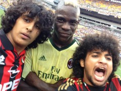 Balotellivel szelfiztek a pályára rohanó pittsburgh-i szurkolók Balotellivel szelfiztek a pályára rohanó pittsburgh-i szurkolók