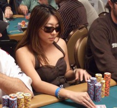 Nincs már versenyben csaj a WSOP Main Eventen Nincs már versenyben csaj a WSOP Main Eventen
